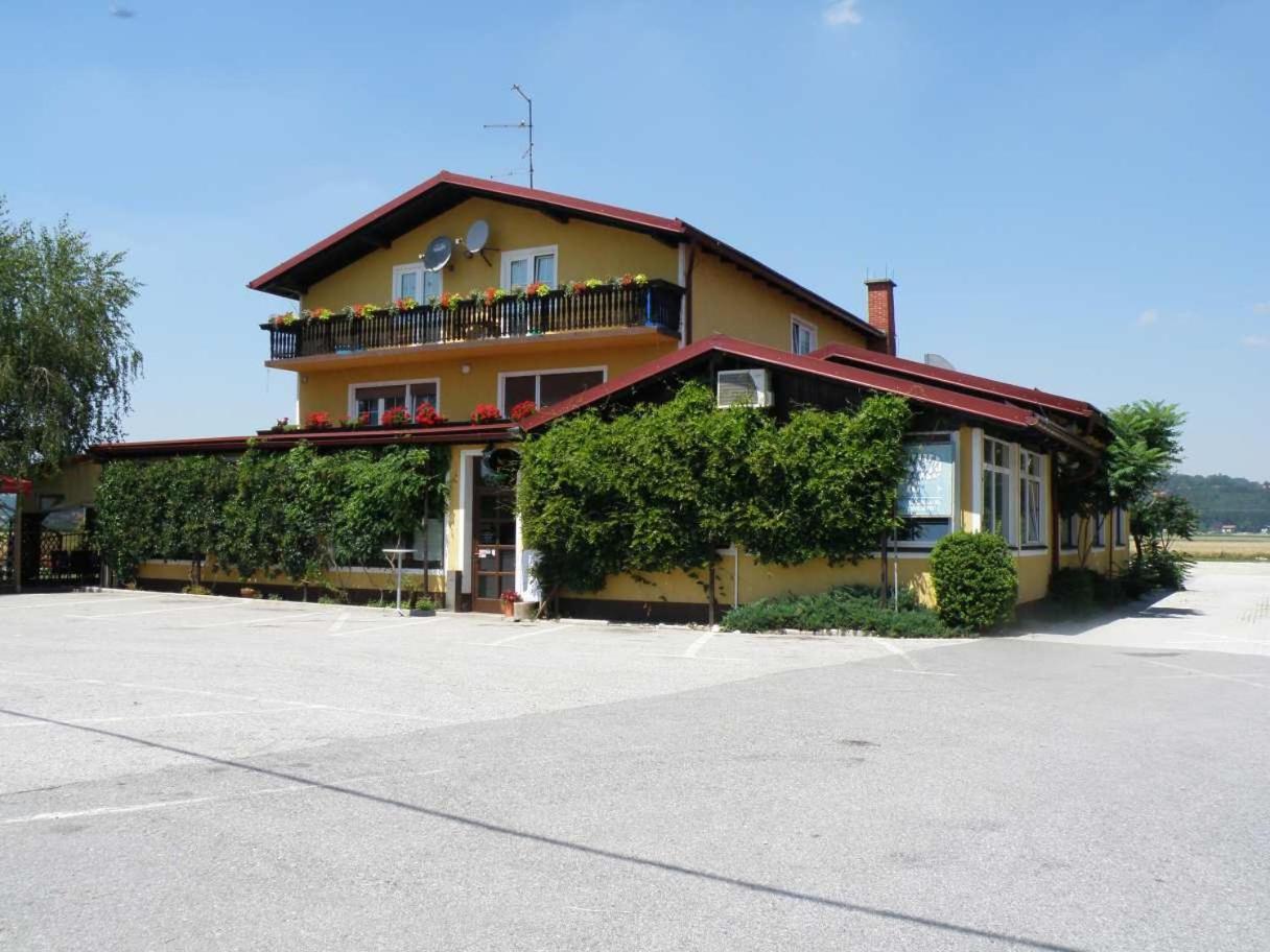Gostilna Marta Hotel Oslusevci Luaran gambar